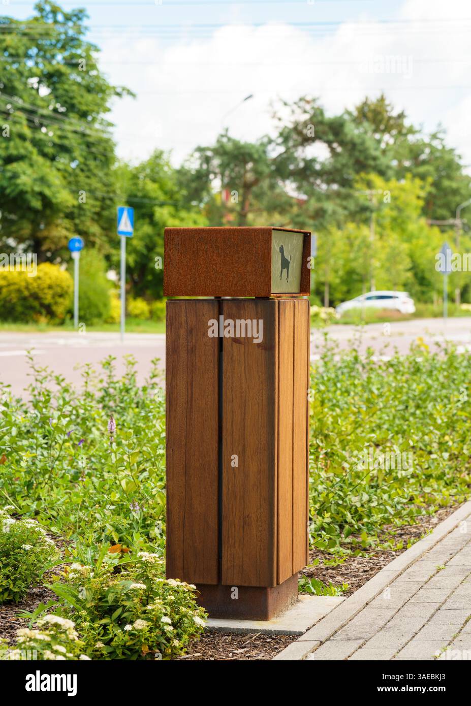 Ricca, verde e tranquilla zona residenziale vicino alla capitale. Polonia vicino a Varsavia. Contenitore per rifiuti per cani moderno e ben progettato. Quartiere ricco. Foto Stock