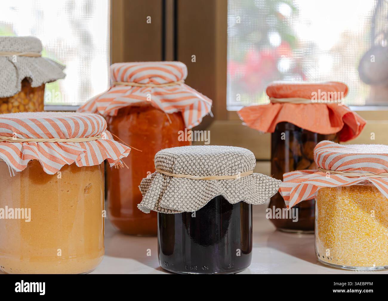 Conservare il cibo in vasetti di vetro in cucina, preservando cibi naturali. Foto Stock