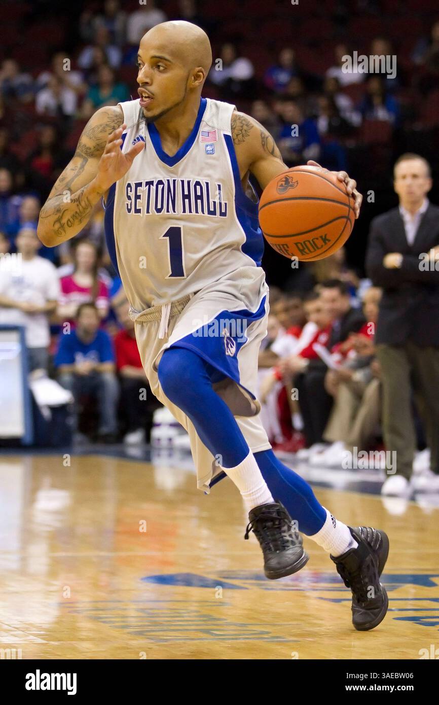14 febbraio 2012: I Seton Hall Pirates guardano Jordan Theodore (1) in azione con la palla durante la partita di basket NCAA tra i St. John's Red Storm e i Seton Hall Pirates al Prudential Center di Newark, New Jersey. The Seton Hall Pirates batte The St. John's Red Storm, 94-64.(Credit Image: © Chris Szagola/Cal Sport Media/ZUMAPRESS.com) Foto Stock