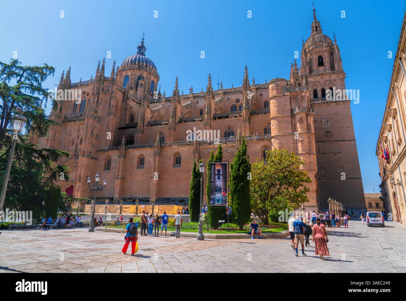 Cattedrale di Salamanca, edificio storico in Spagna, patrimonio dell'umanità dell'UNESCO, con turisti e visitatori Castiglia e León Foto Stock