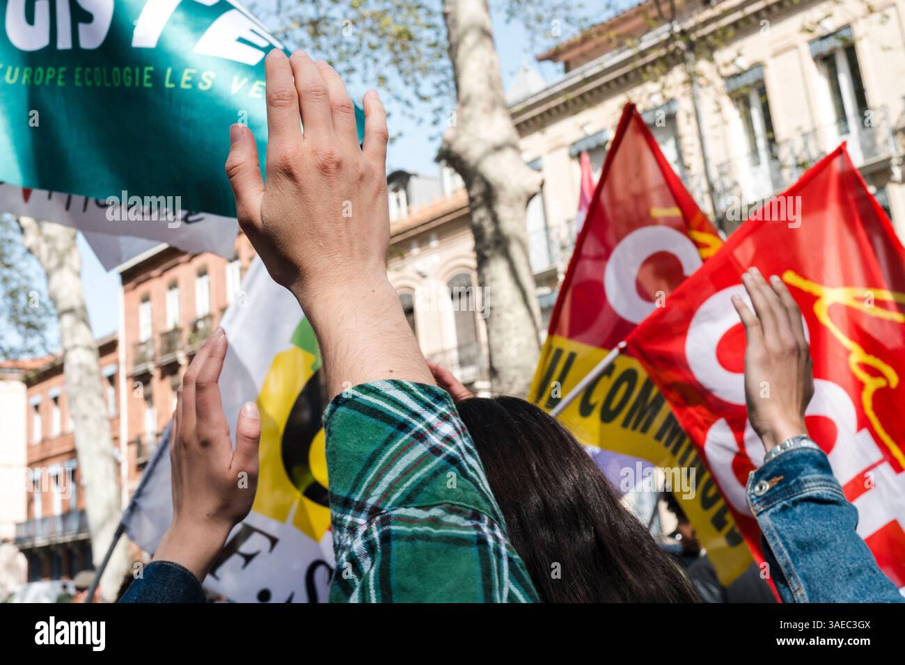 Tolosa, Francia. 6 aprile 2025. Mani sollevate con bandiere sullo sfondo: Verde, CGT e FSU. Contro-dimostrazione di sinistra indetta dalla LFI e dagli ecologisti, CGT, contro la manifestazione RN per Marine le Pen, a Tolosa, in Francia, il 6 aprile 2025. Foto di Patricia Huchot-Boissier/ABACAPRESS. COM credito: Abaca Press/Alamy Live News Foto Stock
