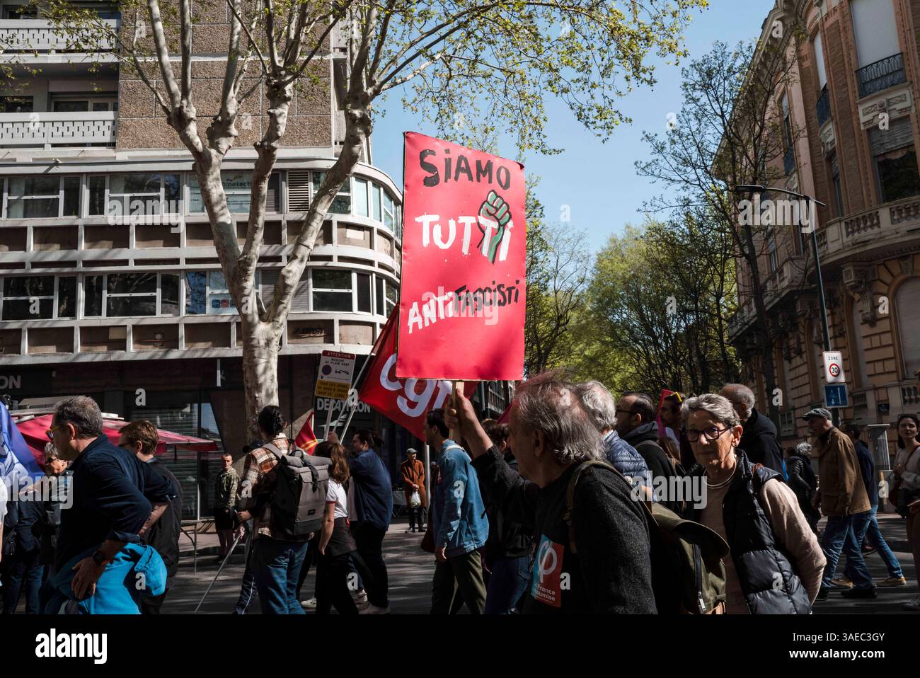 Tolosa, Francia. 6 aprile 2025. Un cartello in processione recita: Siamo tutti Antifascisti. Contro-dimostrazione di sinistra indetta dalla LFI e dagli ecologisti, CGT, contro la manifestazione RN per Marine le Pen, a Tolosa, in Francia, il 6 aprile 2025. Foto di Patricia Huchot-Boissier/ABACAPRESS. COM credito: Abaca Press/Alamy Live News Foto Stock