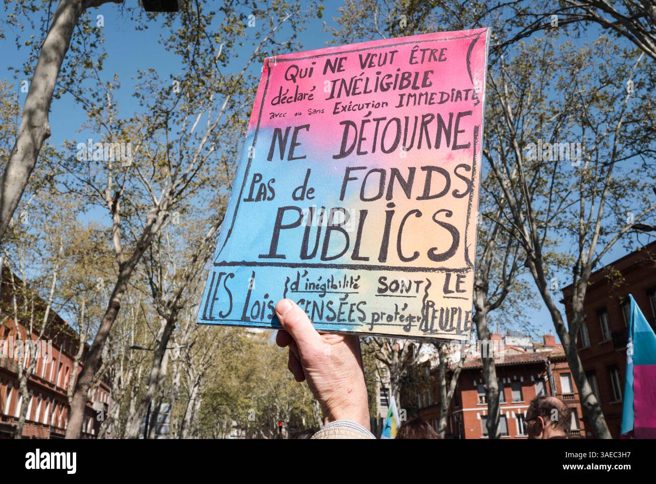 Tolosa, Francia. 6 aprile 2025. Un cartello, che non vuole essere dichiarato inammissibile con o senza esecuzione immediata, non abbraccia fondi pubblici. Contro-dimostrazione di sinistra indetta dalla LFI e dagli ecologisti, CGT, contro la manifestazione RN per Marine le Pen, a Tolosa, in Francia, il 6 aprile 2025. Foto di Patricia Huchot-Boissier/ABACAPRESS. COM credito: Abaca Press/Alamy Live News Foto Stock