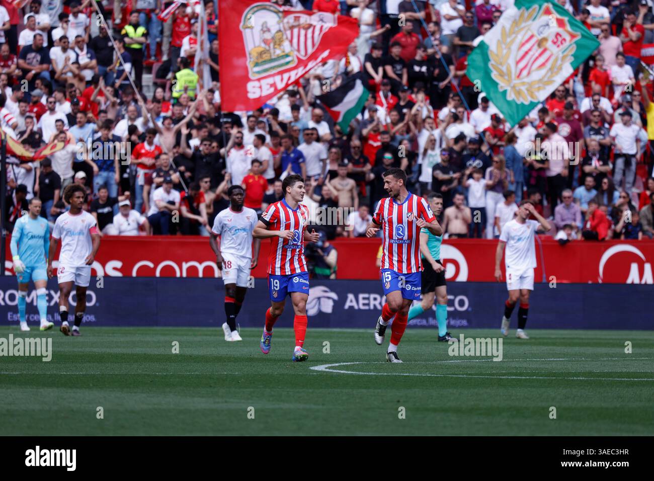 SIVIGLIA, SPAGNA - 6 APRILE 2025: Julian Alvarez dell'Atletico Madrid celebra un calcio di rigore con Clement Lenglet durante la partita di LaLiga tra Siviglia FC e Atletico Madrid al Ramon Sanchez-Pizjuan (foto: David Torres Alcazar/Alcazar Photo Agency). Foto Stock