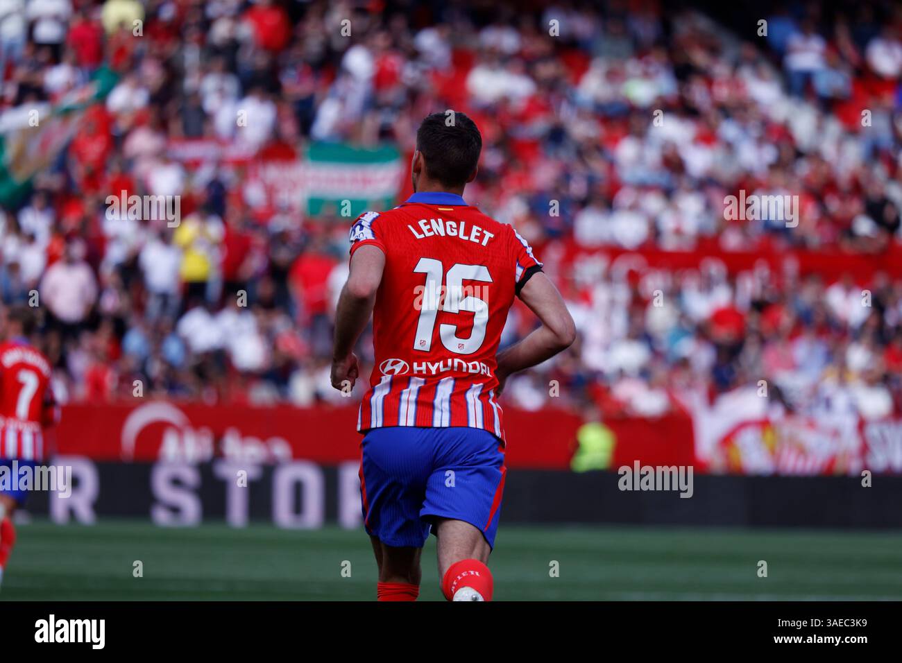 SIVIGLIA, España - 6 DE ABRIL DE 2025: Clément Lenglet del Atlético de Madrid durante el partido de LaLiga entre Sevilla FC y Atlético de Madrid en el Ramón Sánchez-Pizjuán. (Foto: David Torres Alcázar/Alcázar Photo Agency) Foto Stock
