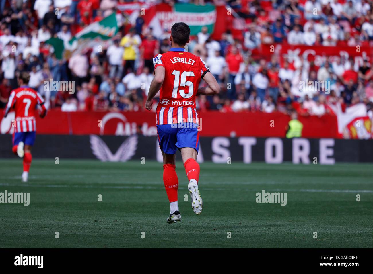 SIVIGLIA, España - 6 DE ABRIL DE 2025: Clément Lenglet del Atlético de Madrid durante el partido de LaLiga entre Sevilla FC y Atlético de Madrid en el Ramón Sánchez-Pizjuán. (Foto: David Torres Alcázar/Alcázar Photo Agency) Foto Stock