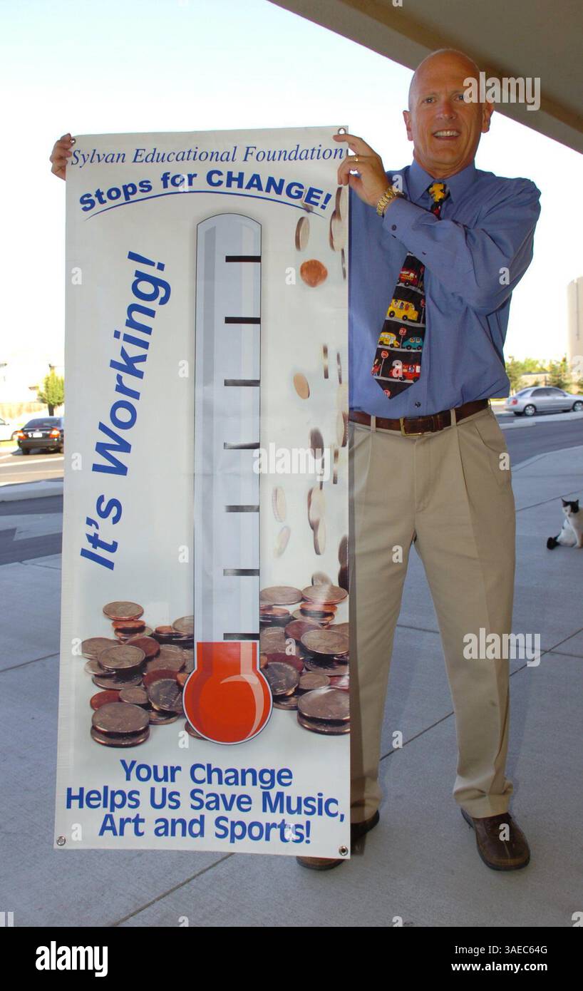 Chad Brown, membro del Consiglio di amministrazione distrettuale scolastico di Sylvan Union, tiene un poster per il programma STOP for Change. Il primo giorno del programma delle tappe per il cambiamento presso le Sylvan Union District Schools, che sperano di aver raccolto cambiamenti, contribuirà a sostenere i programmi artistici e musicali sotto la pressione della crisi del bilancio statale. Gli studenti della Crossroads Elementary School erano impegnati a suonare musica e a raccogliere i cambiamenti il lunedì mattina, mentre i genitori lasciavano i loro figli a scuola. La Sylvan Educational Foundation ne ha raccolti 545,57 nel primo giorno del programma. 21 settembre 2009 (immagine di credito: Modesto Bee/ZUMAPRESS.com) Foto Stock