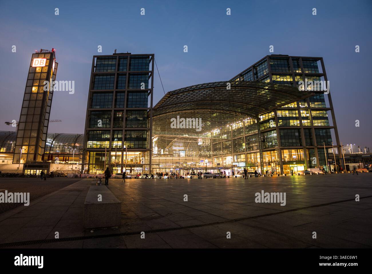 Stazione centrale di Berlino e hub del traffico per i servizi di trasporto pubblico nella capitale. Esterno dell'edificio e cortile in serata. Foto Stock