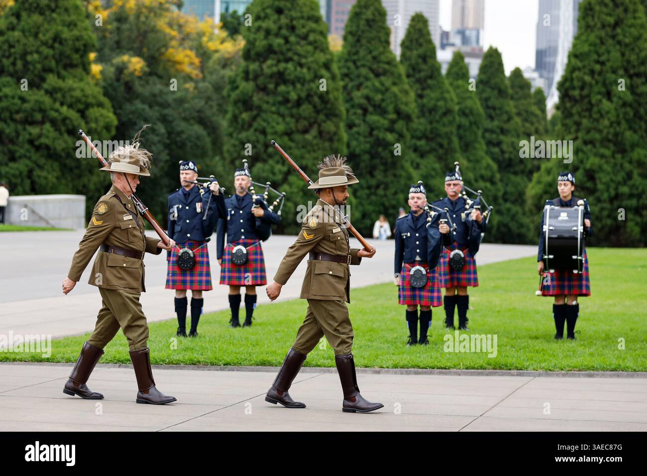 I membri della Guardia del Santuario marciano durante la cerimonia del 90° anniversario al Santuario della memoria. La Guardia del Santuario ha celebrato il suo 90° anniversario al Santuario della memoria. Fondata nel 1935 e ispirata al Cavallo luce australiano, la Guardia del Santuario ha fornito supporto cerimoniale e sicurezza al santuario da allora. L'evento del 90° anniversario nel 2025 ha onorato il loro servizio duraturo e profondo legame con il patrimonio militare dell'Australia. Il Santuario della memoria, inaugurato nel 1934, è un memoriale di guerra dedicato a onorare gli uomini e le donne che hanno prestato servizio in varie guerre, in particolare quelli che Foto Stock