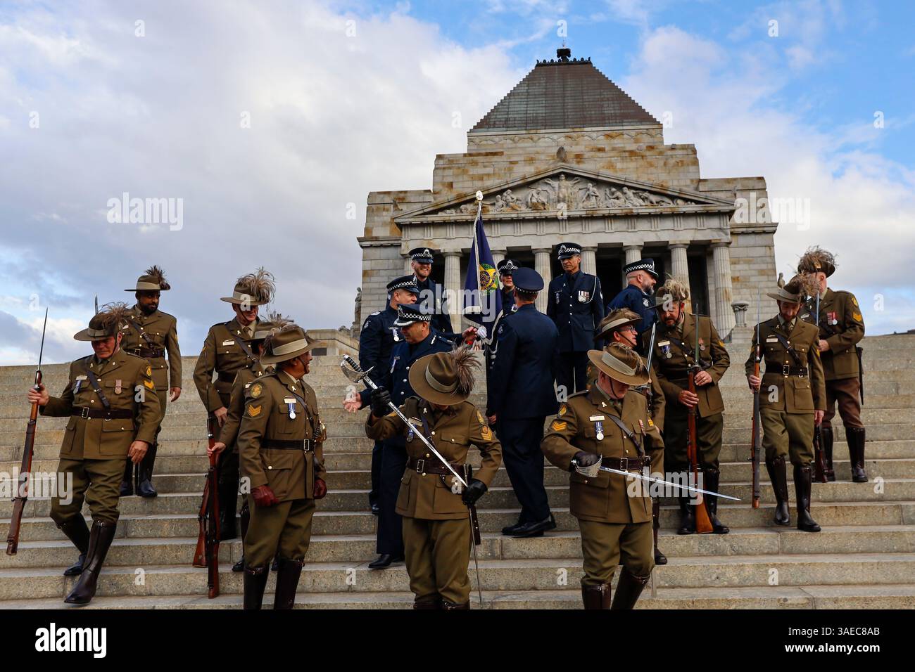 Le guardie del Santuario sono viste con la polizia Victoria durante la cerimonia del 90° anniversario. La Guardia del Santuario ha celebrato il suo 90° anniversario al Santuario della memoria. Fondata nel 1935 e ispirata al Cavallo luce australiano, la Guardia del Santuario ha fornito supporto cerimoniale e sicurezza al santuario da allora. L'evento del 90° anniversario nel 2025 ha onorato il loro servizio duraturo e profondo legame con il patrimonio militare dell'Australia. Il Santuario della memoria, inaugurato nel 1934, è un memoriale di guerra dedicato a onorare gli uomini e le donne che hanno prestato servizio in varie guerre, in particolare quelli che hanno prestato servizio a Worl Foto Stock