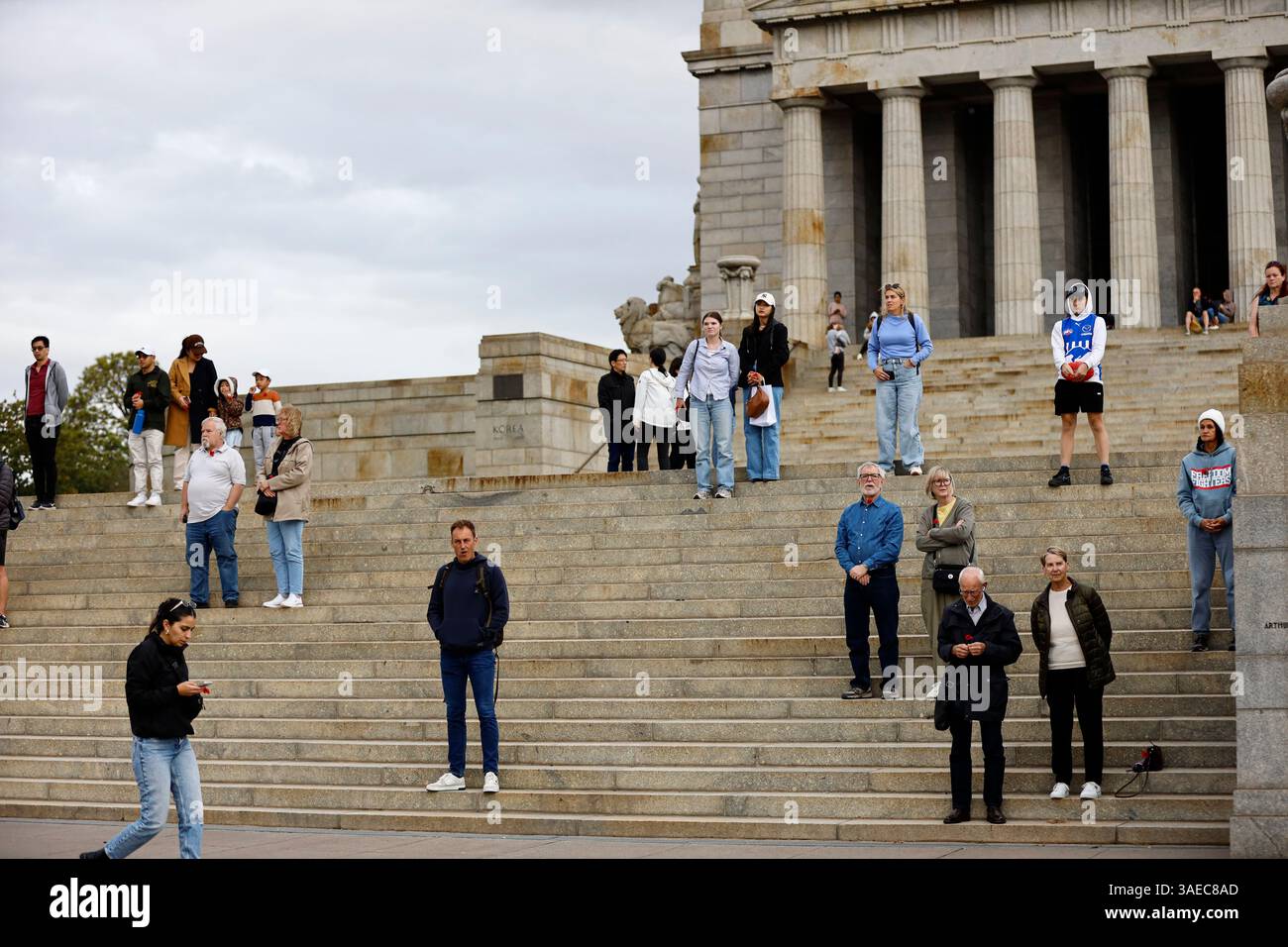 La gente ha visto assistere alla cerimonia del 90° anniversario al Santuario della memoria. La Guardia del Santuario ha celebrato il suo 90° anniversario al Santuario della memoria. Fondata nel 1935 e ispirata al Cavallo luce australiano, la Guardia del Santuario ha fornito supporto cerimoniale e sicurezza al santuario da allora. L'evento del 90° anniversario nel 2025 ha onorato il loro servizio duraturo e profondo legame con il patrimonio militare dell'Australia. Il Santuario della memoria, inaugurato nel 1934, è un memoriale di guerra dedicato a onorare gli uomini e le donne che hanno prestato servizio in varie guerre, in particolare quelli che hanno prestato servizio nella guerra mondiale Foto Stock