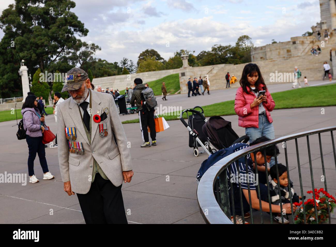 Un ex militare è visto vicino ai fiori che vengono posati al Santuario della memoria durante la cerimonia del 90 ° anniversario. La Guardia del Santuario ha celebrato il suo 90° anniversario al Santuario della memoria. Fondata nel 1935 e ispirata al Cavallo luce australiano, la Guardia del Santuario ha fornito supporto cerimoniale e sicurezza al santuario da allora. L'evento del 90° anniversario nel 2025 ha onorato il loro servizio duraturo e profondo legame con il patrimonio militare dell'Australia. Il Santuario della memoria, inaugurato nel 1934, è un memoriale di guerra dedicato agli uomini e alle donne che hanno prestato servizio in varie guerre Foto Stock