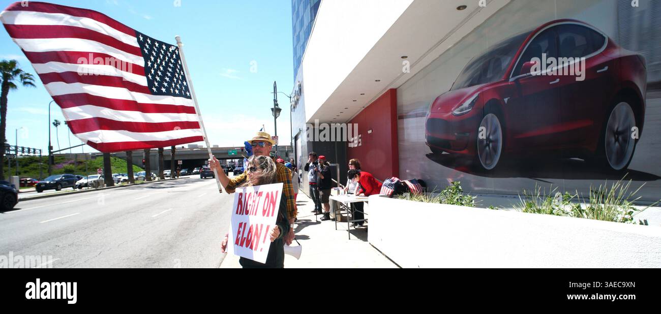5 aprile 2025 Los Angeles, California, Santa Monica, il Beverly Hills Freedom Rally We Support DOGE, si è svolto di fronte alla concessionaria Tesla al 11163 di Santa Monica Blvd, Los Angeles, CA. I partecipanti si sono riuniti a sostegno dei diritti costituzionali e del Dipartimento dell'efficienza del governo. Foto Stock