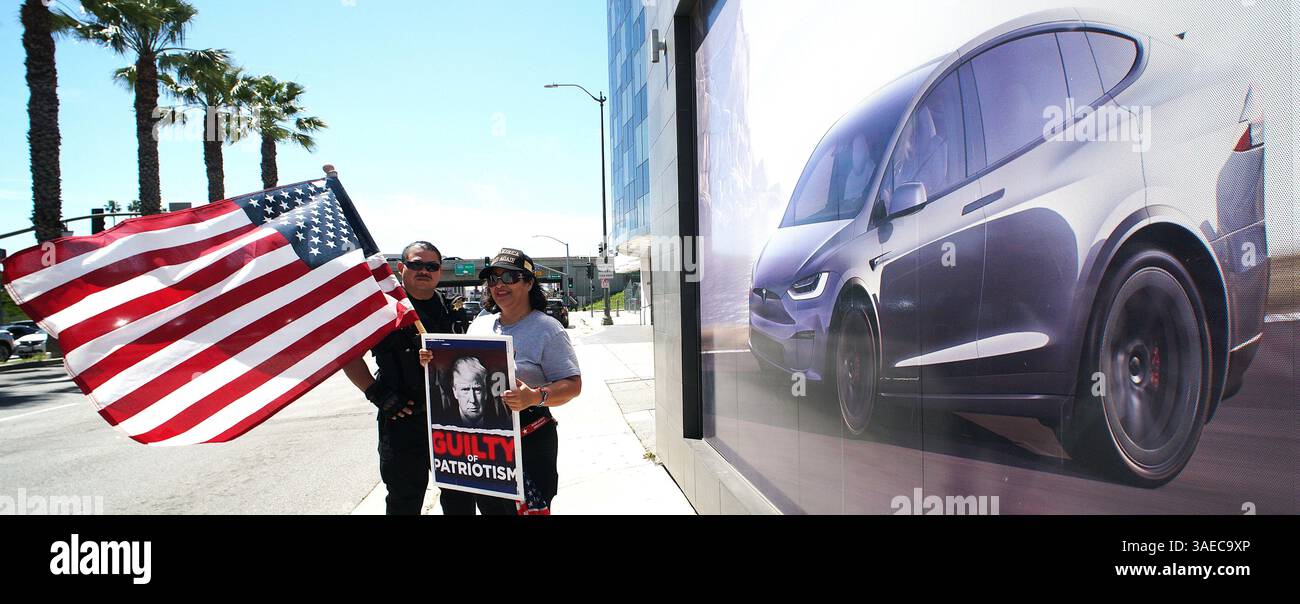 5 aprile 2025 Los Angeles, California, Santa Monica, il Beverly Hills Freedom Rally We Support DOGE, si è svolto di fronte alla concessionaria Tesla al 11163 di Santa Monica Blvd, Los Angeles, CA. I partecipanti si sono riuniti a sostegno dei diritti costituzionali e del Dipartimento dell'efficienza del governo. Foto Stock