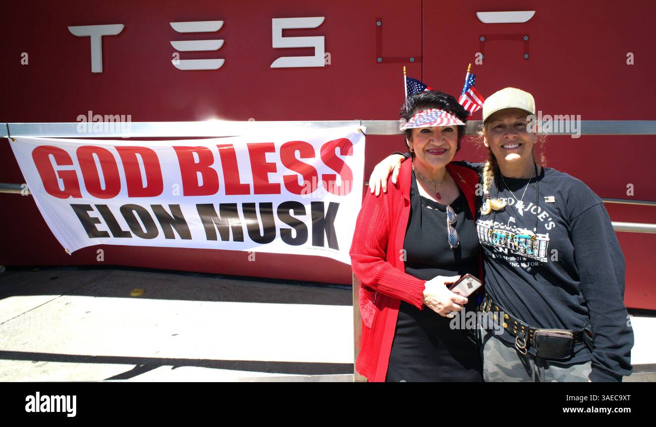 5 aprile 2025 Los Angeles, California, Santa Monica, il Beverly Hills Freedom Rally We Support DOGE, si è svolto di fronte alla concessionaria Tesla al 11163 di Santa Monica Blvd, Los Angeles, CA. I partecipanti si sono riuniti a sostegno dei diritti costituzionali e del Dipartimento dell'efficienza del governo. Foto Stock