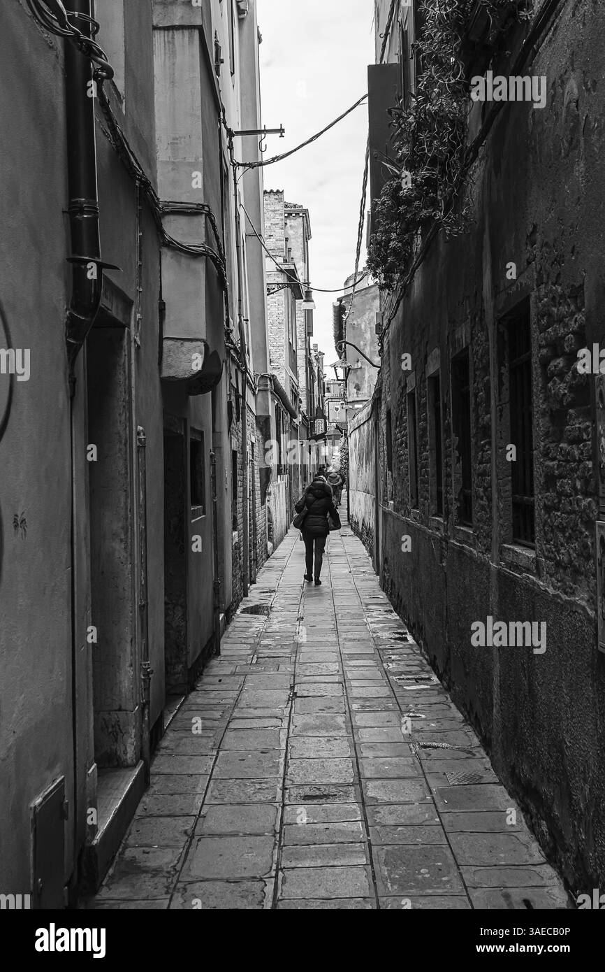 Un vicolo stretto a Venezia Foto Stock