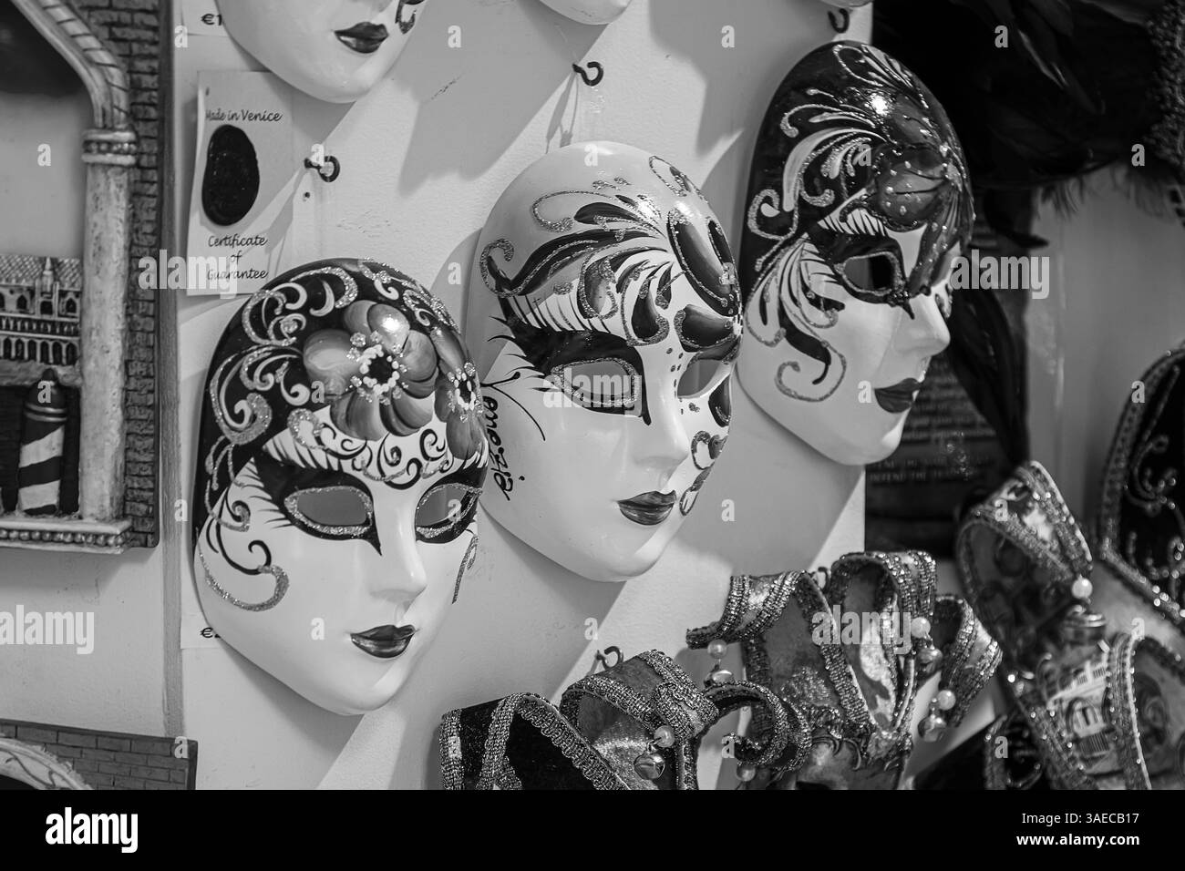 Le famose maschere veneziane in mostra presso un venditore Foto Stock