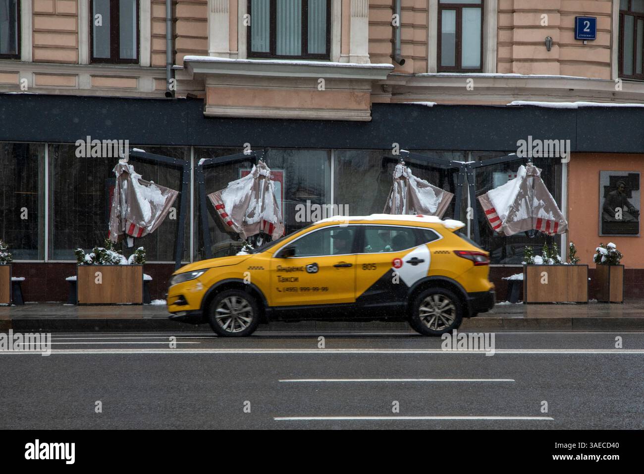 Mosca, Russia. 6 aprile 2025. Un taxi cittadino sta guidando lungo la via Tverskaya nel centro di Mosca, Russia Foto Stock