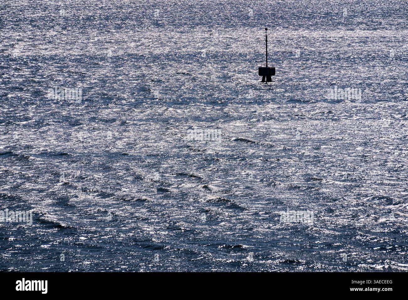 Struttura dei delfini nel porto in mezzo al sole. Foto Stock