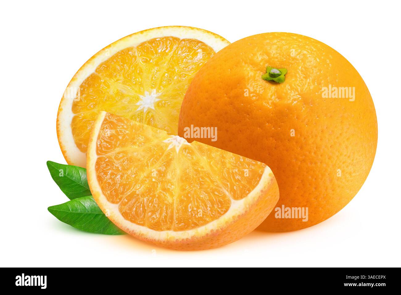 Arance con foglie su sfondo bianco isolato. Tre arance: Intere, metà e fette. Foto Stock