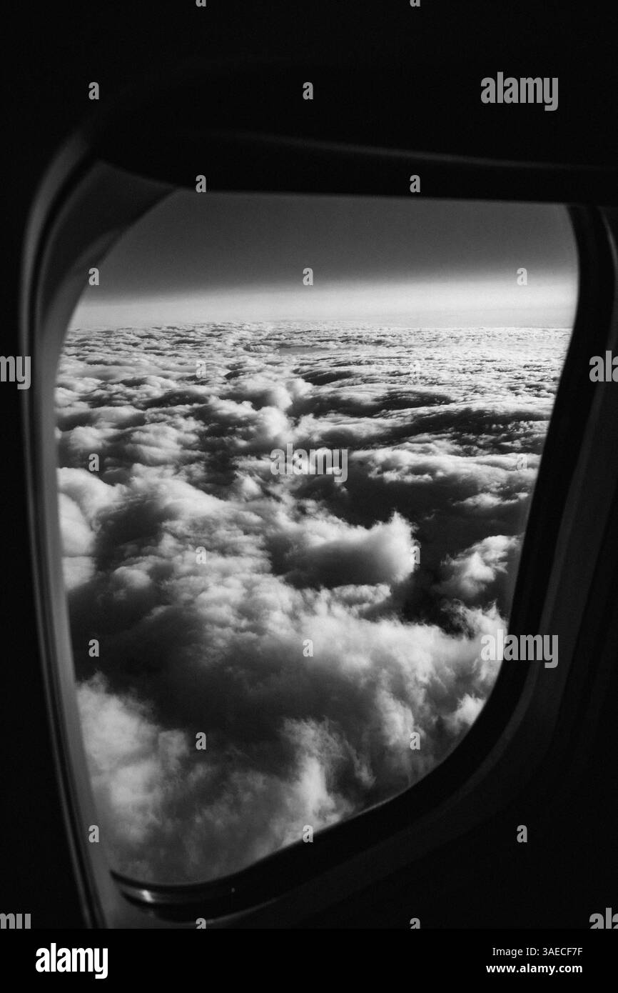 Vista da un aeromobile Boeing 737 che vola su un paesaggio di nuvole. Foto Stock