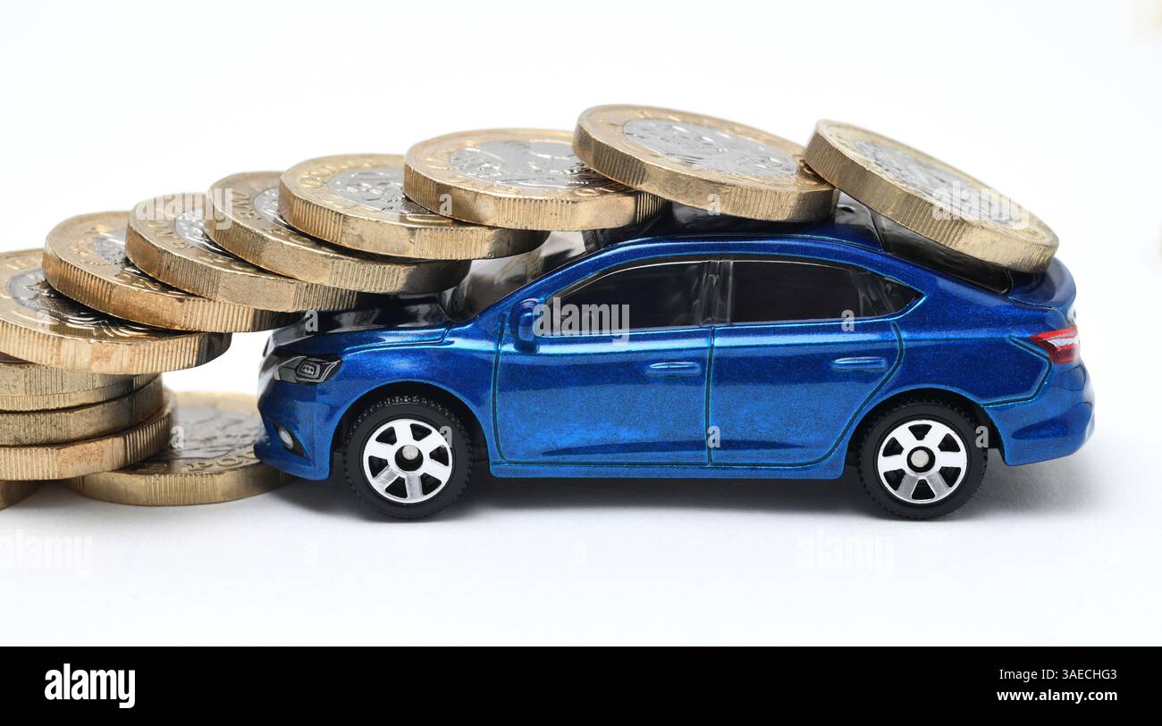 MODELLO DI AUTOVETTURA CON MONETE DA UNA STERLINA RI-TARIFFAZIONE COMMERCIO FISCALE AUTOMOBILISTI IMPORTAZIONI ESPORTAZIONI ETC UK Foto Stock