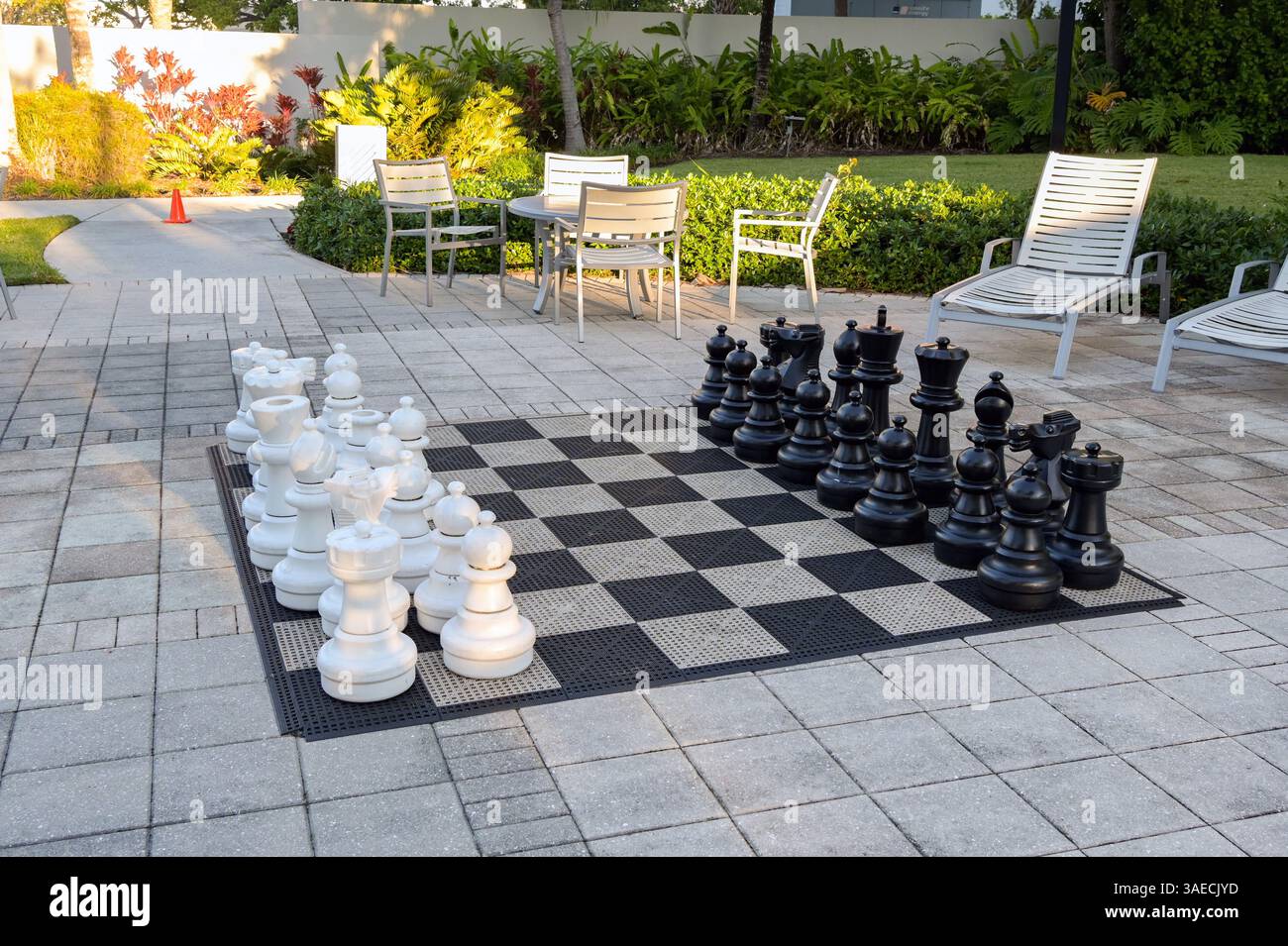 Maimi, Florida, Stati Uniti - 4 gennaio 2025: Grandi scacchi ambientati nel giardino di un hotel aeroportuale Foto Stock
