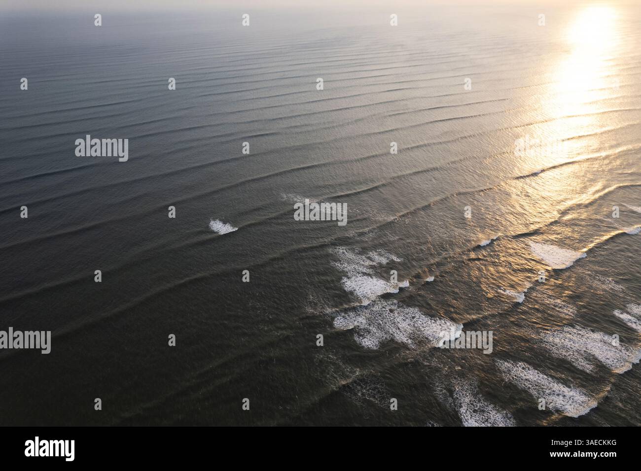 Superficie dell'oceano con onde al crepuscolo vista aerea dei droni Foto Stock