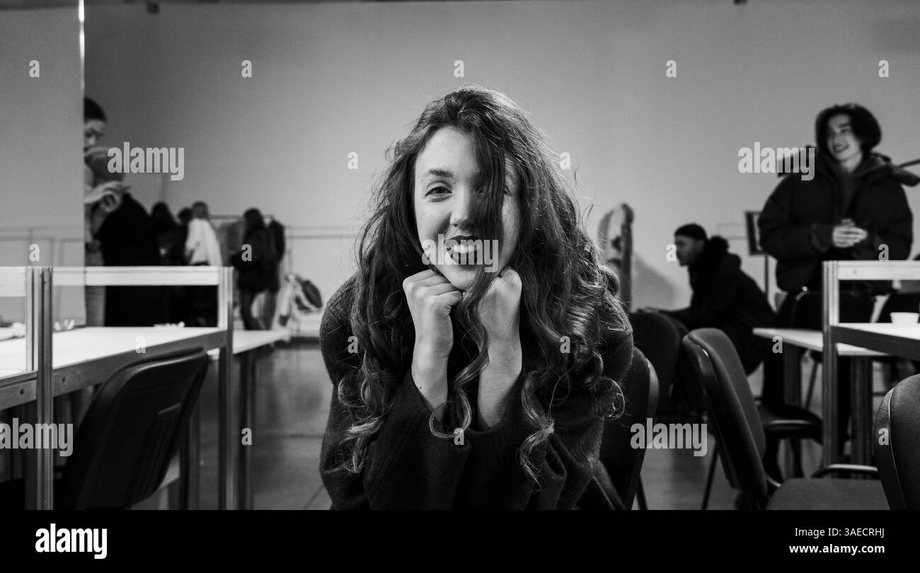 Kiev, Ucraina - 15 febbraio 2025: I modelli condividono l'entusiasmo nel backstage della settimana della moda Ucraina, preparandosi a mostrare le ultime tendenze dei designer locali in passerella. Foto Stock