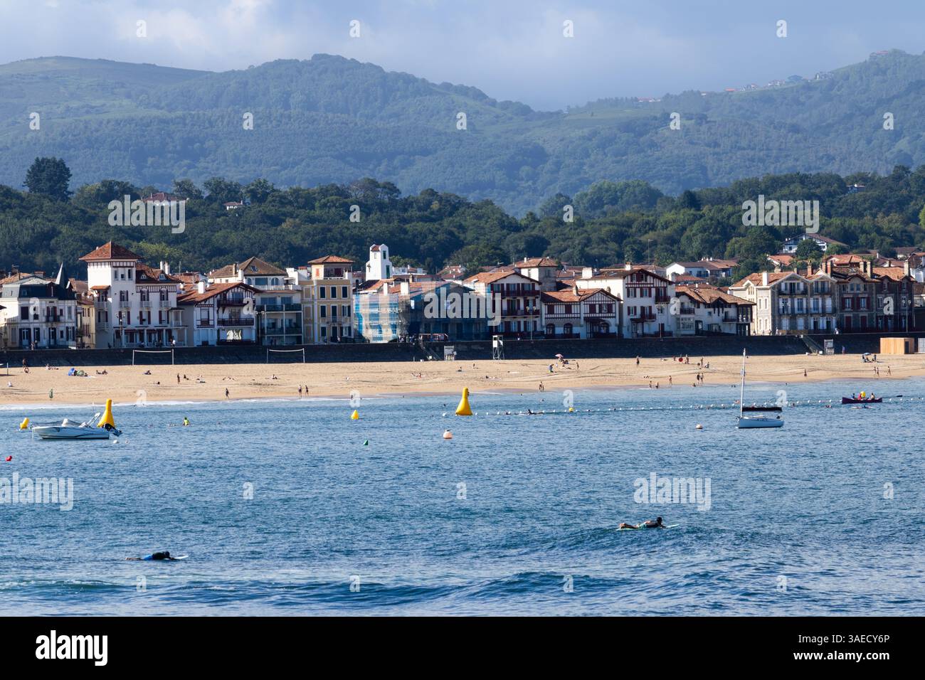 Diverse case basche tradizionali che costeggiano la spiaggia di Saint-Jean-de-Luz, nei Paesi Baschi francesi. Foto ingrandita che mostra il fascino della costa Foto Stock