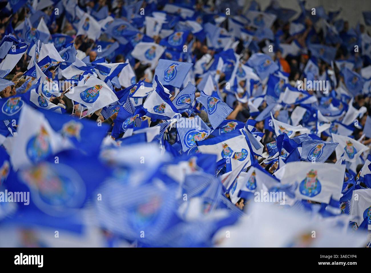 Porto, Portogallo. 6 aprile 2025. Dragao Stadium, Primeira Liga 2024/2025, FC Porto contro SL Benfica; FC Porto tifosi, durante una partita tra FC Porto e SL Benfica per la Primeira Liga 2024/2025 al Dragao Stadium di Porto il 6 aprile 2025. Foto: Daniel Castro/DiaEsportivo/Alamy Live News crediti: DiaEsportivo/Alamy Live News Foto Stock
