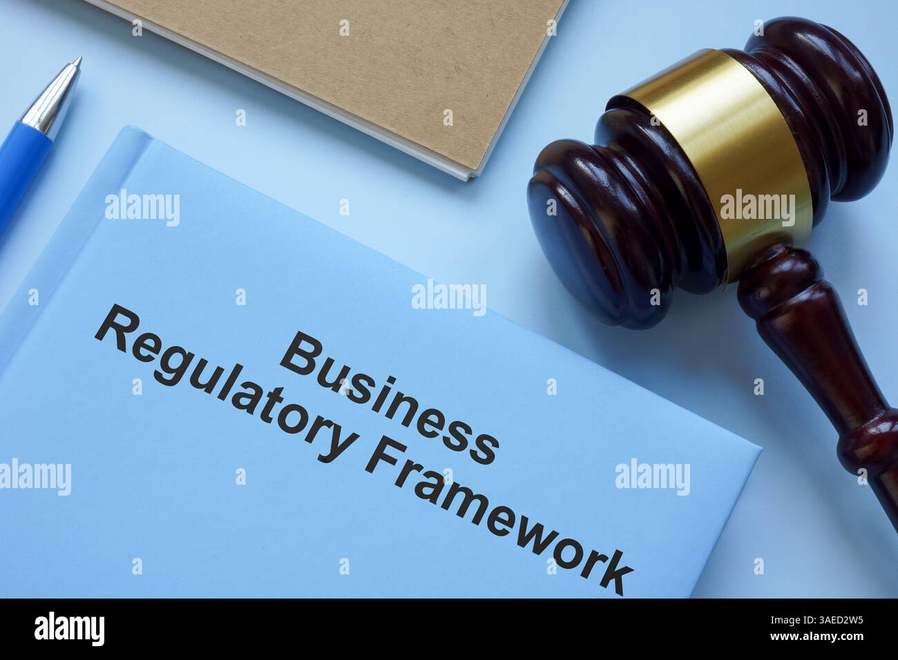Libro intitolato Business Regulatory Framework. Conformità aziendale. Foto Stock