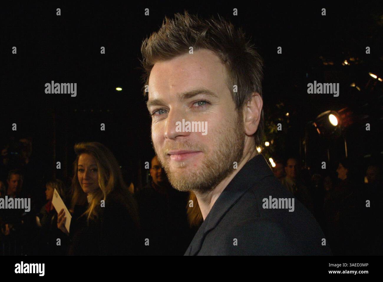 18 dicembre 2001; Los Angeles, CA, Stati Uniti; attore EWAN MCGREGOR alla premiere di "Black Hawk Down". (Immagine di credito: Robert Millard/ZUMAPRESS.com) Foto Stock