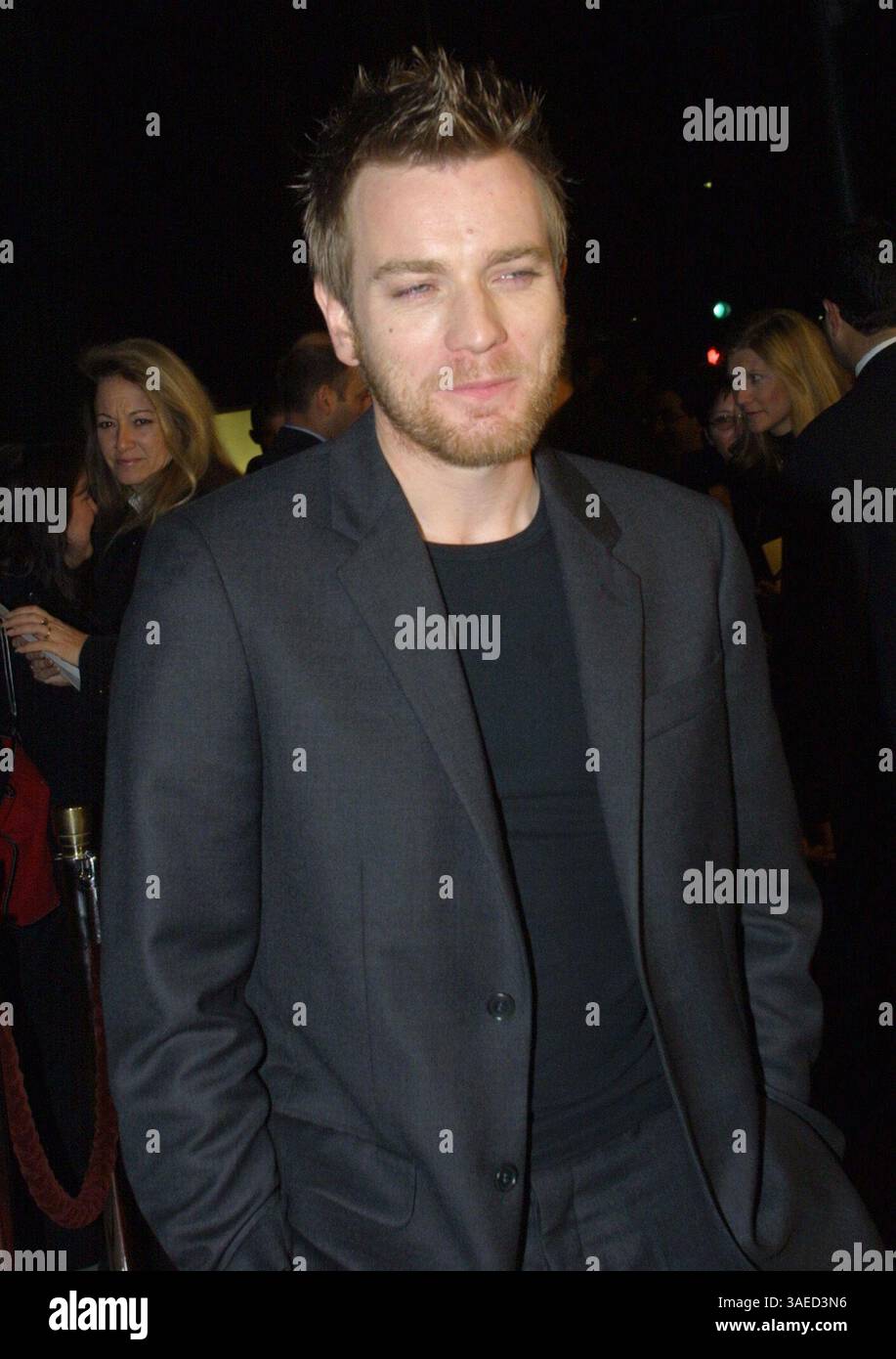18 dicembre 2001; Los Angeles, CA, Stati Uniti; attore EWAN MCGREGOR alla premiere di "Black Hawk Down". (Immagine di credito: Robert Millard/ZUMAPRESS.com) Foto Stock