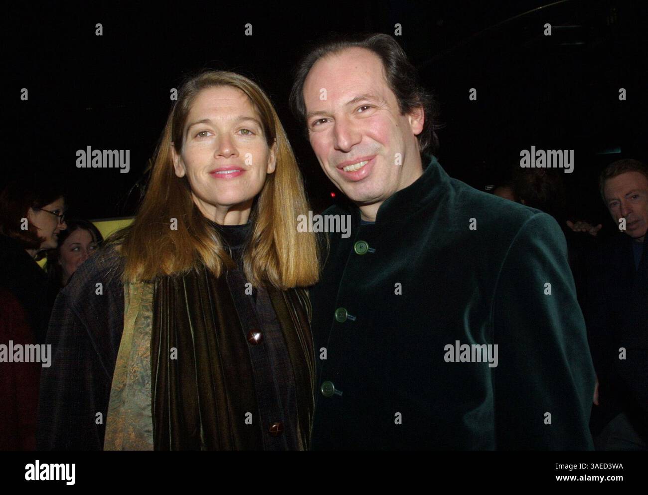 18 dicembre 2001; Los Angeles, CA, Stati Uniti; compositore HANS ZIMMER e moglie SUZANNE alla prima di "Black Hawk Down". (Immagine di credito: Robert Millard/ZUMAPRESS.com) Foto Stock