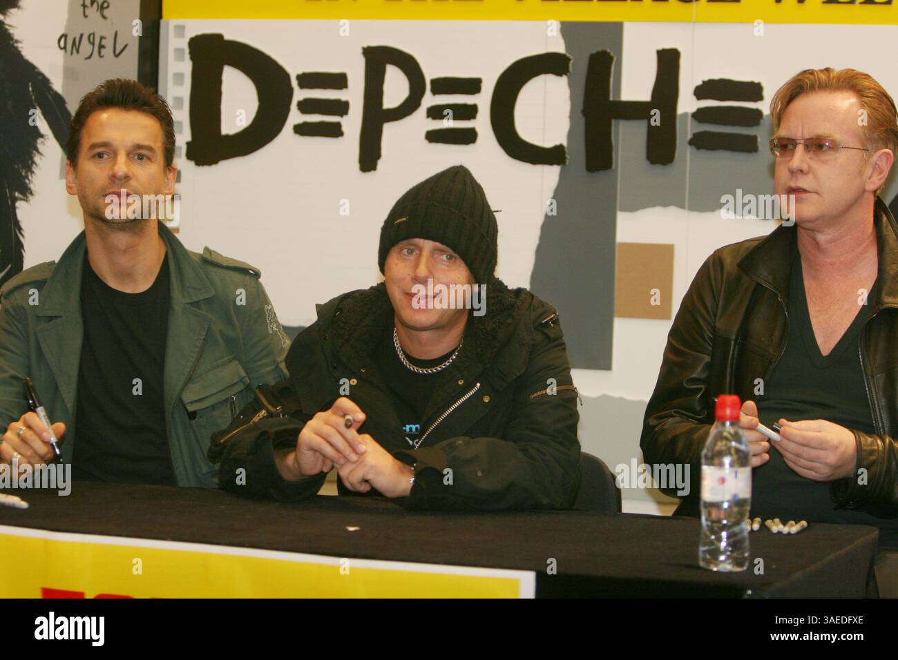 18 ottobre 2005; New York, NY, Stati Uniti; band DEPECHE firma copie del loro nuovo album "Playing the Angel" alla Tower Records. (L-R) DAVE GAHAN, MARTIN GORE E ANDY FLETCHER. (Immagine di credito: Aviv Small/Photopass/ZUMAPRESS.com) Foto Stock