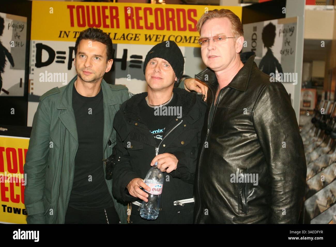 18 ottobre 2005; New York, NY, Stati Uniti; band DEPECHE firma copie del loro nuovo album "Playing the Angel" alla Tower Records. (L-R) DAVE GAHAN, MARTIN GORE E ANDY FLETCHER. (Immagine di credito: Aviv Small/Photopass/ZUMAPRESS.com) Foto Stock