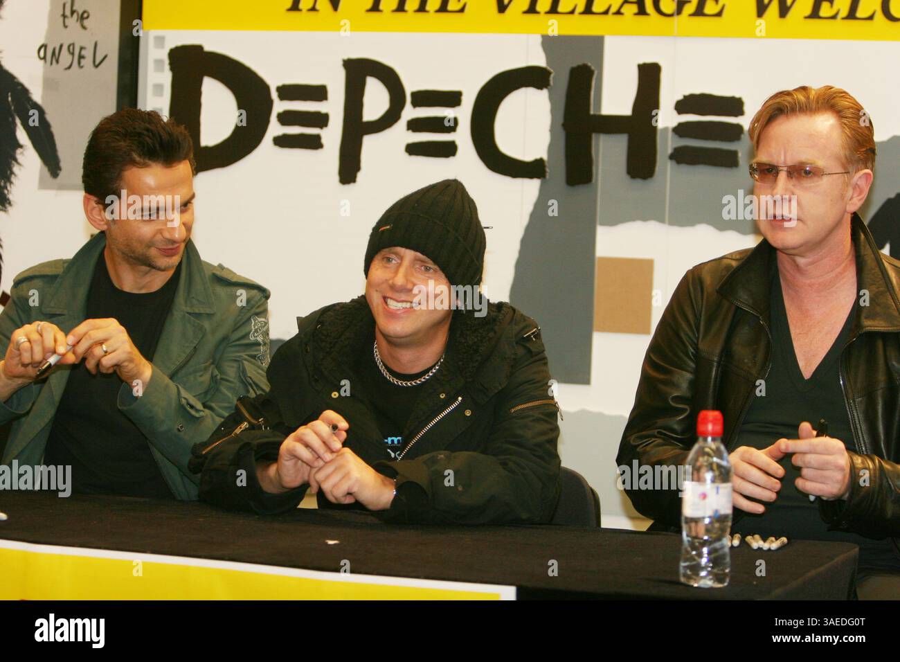 18 ottobre 2005; New York, NY, Stati Uniti; band DEPECHE firma copie del loro nuovo album "Playing the Angel" alla Tower Records. (L-R) DAVE GAHAN, MARTIN GORE E ANDY FLETCHER. (Immagine di credito: Aviv Small/Photopass/ZUMAPRESS.com) Foto Stock