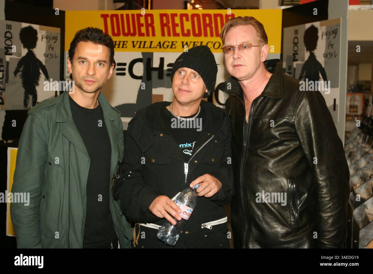 18 ottobre 2005; New York, NY, Stati Uniti; band DEPECHE firma copie del loro nuovo album "Playing the Angel" alla Tower Records. (L-R) DAVE GAHAN, MARTIN GORE E ANDY FLETCHER. (Immagine di credito: Aviv Small/Photopass/ZUMAPRESS.com) Foto Stock