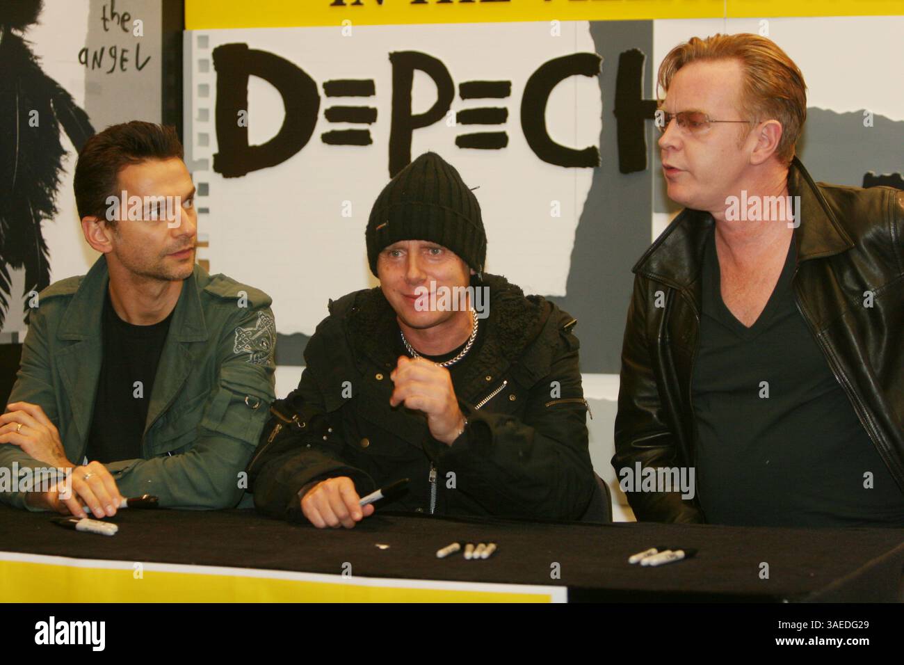 18 ottobre 2005; New York, NY, Stati Uniti; band DEPECHE firma copie del loro nuovo album "Playing the Angel" alla Tower Records. (L-R) DAVE GAHAN, MARTIN GORE E ANDY FLETCHER. (Immagine di credito: Aviv Small/Photopass/ZUMAPRESS.com) Foto Stock