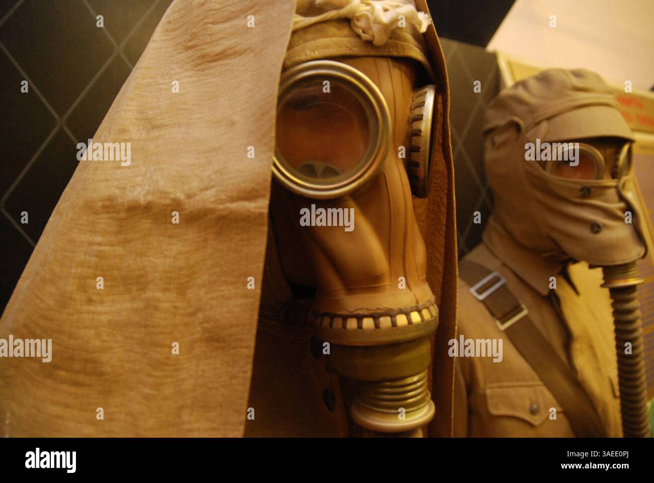 9 novembre 2011 - Shikhany, Saratov, Russia - Esercito Russo. Museo dell'equipaggiamento militare a Volsk-18 insediamento (guarnigione di Shikhany) della regione di Saratov della Russia. Nella foto: Uniforme militare speciale per la protezione della guerra chimica e biologica (immagine di credito: © PhotoXpress/ZUMAPRESS.com) Foto Stock