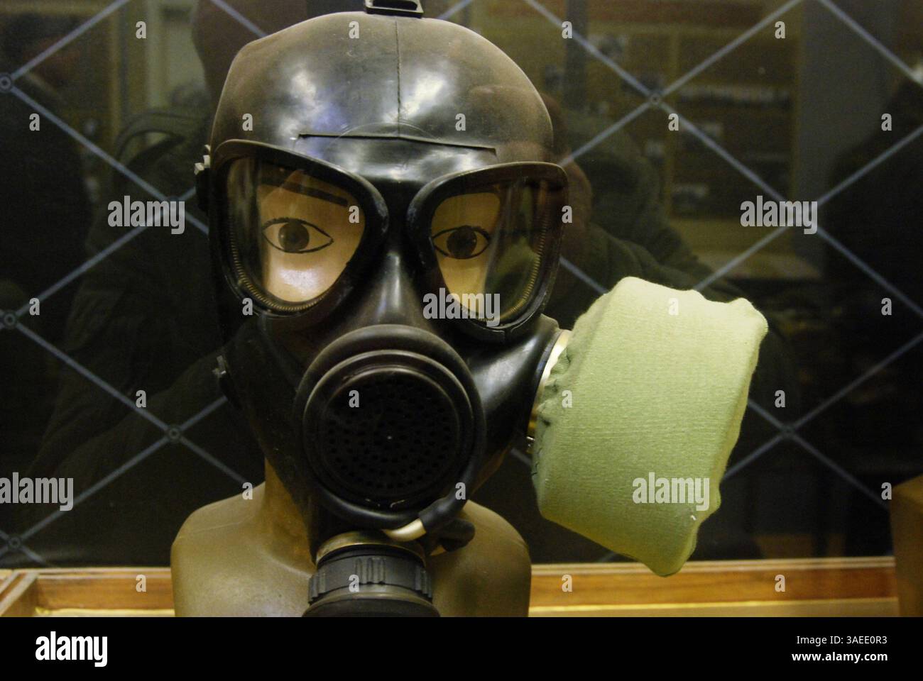 9 novembre 2011 - Shikhany, Saratov, Russia - Esercito Russo. Museo dell'equipaggiamento militare a Volsk-18 insediamento (guarnigione di Shikhany) della regione di Saratov della Russia. Nella foto: Uniforme militare speciale per la protezione della guerra chimica e biologica (immagine di credito: © PhotoXpress/ZUMAPRESS.com) Foto Stock