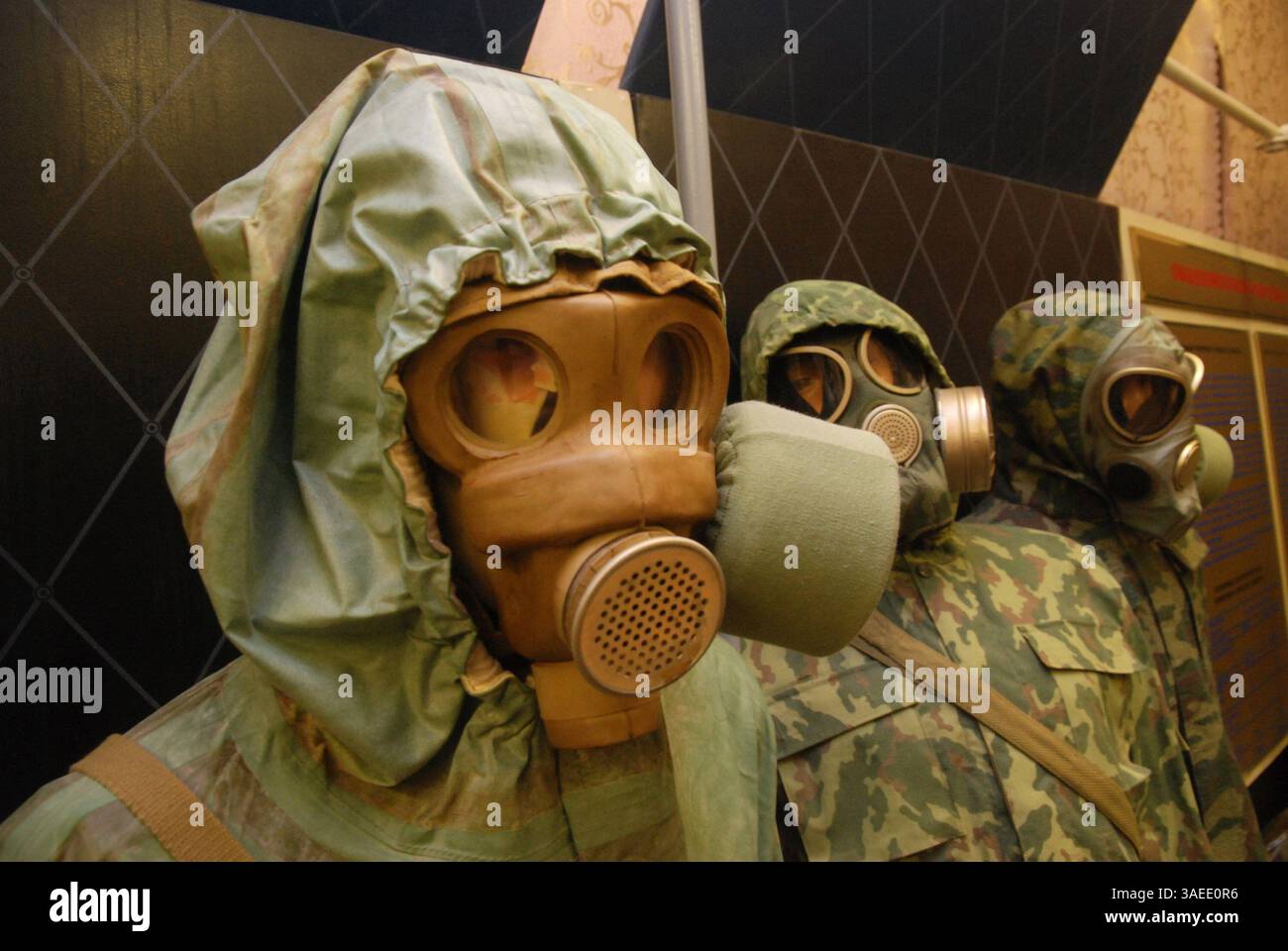 9 novembre 2011 - Shikhany, Saratov, Russia - Esercito Russo. Museo dell'equipaggiamento militare a Volsk-18 insediamento (guarnigione di Shikhany) della regione di Saratov della Russia. Nella foto: Uniforme militare speciale per la protezione della guerra chimica e biologica (immagine di credito: © PhotoXpress/ZUMAPRESS.com) Foto Stock