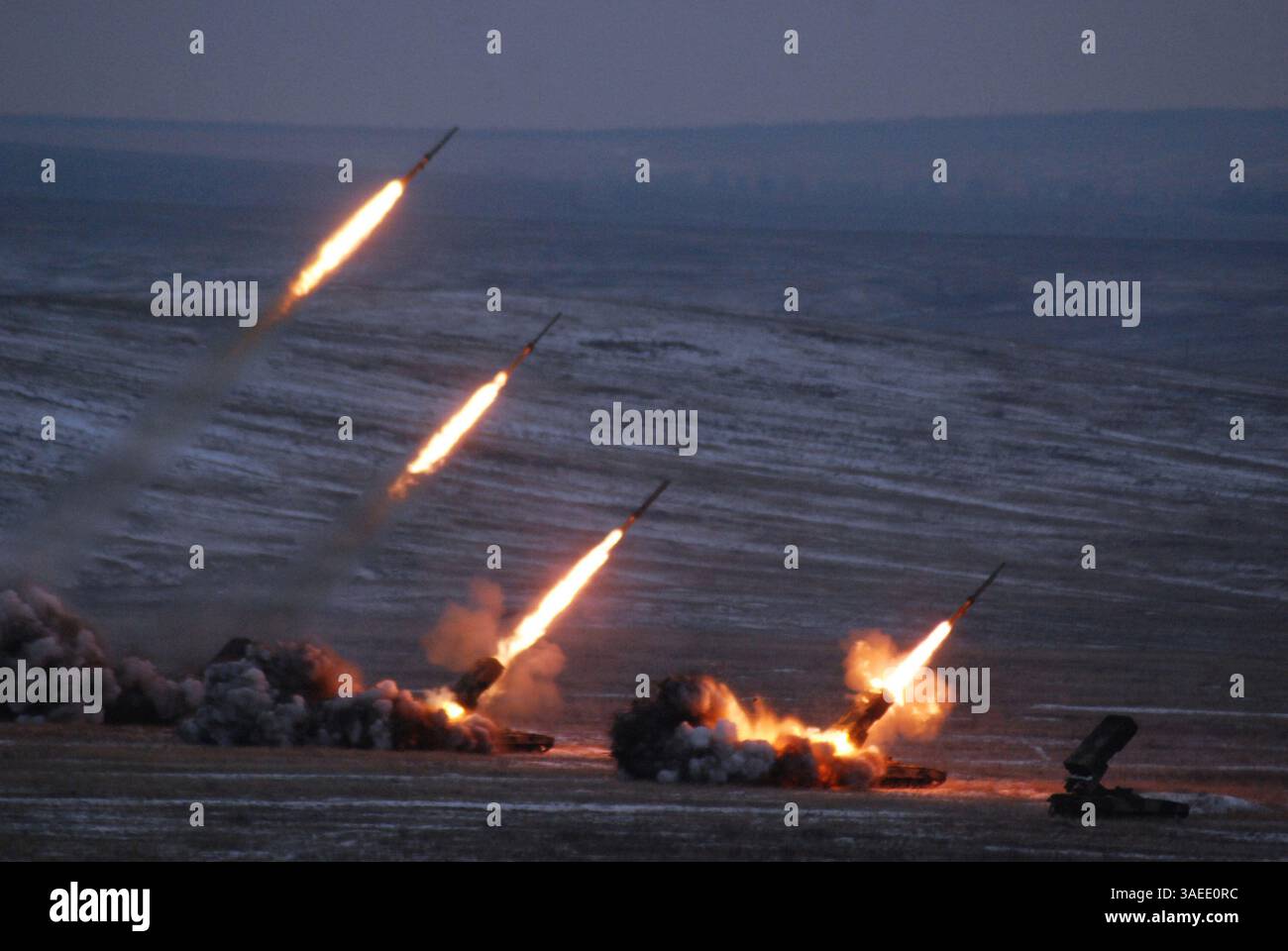 9 novembre 2011 - Shikhany, Saratov, Russia - Esercito Russo. Esercitazione militare presso la guarnigione di Shikhany nella regione di Saratov in Russia. Nella foto: Lancio di prova del sistema lanciafiamme pesante Buratino TOS-1 (immagine di credito: © PhotoXpress/ZUMAPRESS.com) Foto Stock