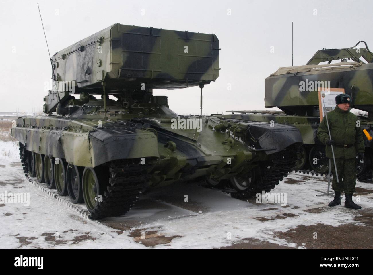 9 novembre 2011 - Shikhany, Saratov, Russia - Esercito Russo. Esercitazione militare presso la guarnigione di Shikhany nella regione di Saratov in Russia. Nella foto: Sistema lanciafiamme pesante Buratino TOS-1 (immagine di credito: © PhotoXpress/ZUMAPRESS.com) Foto Stock