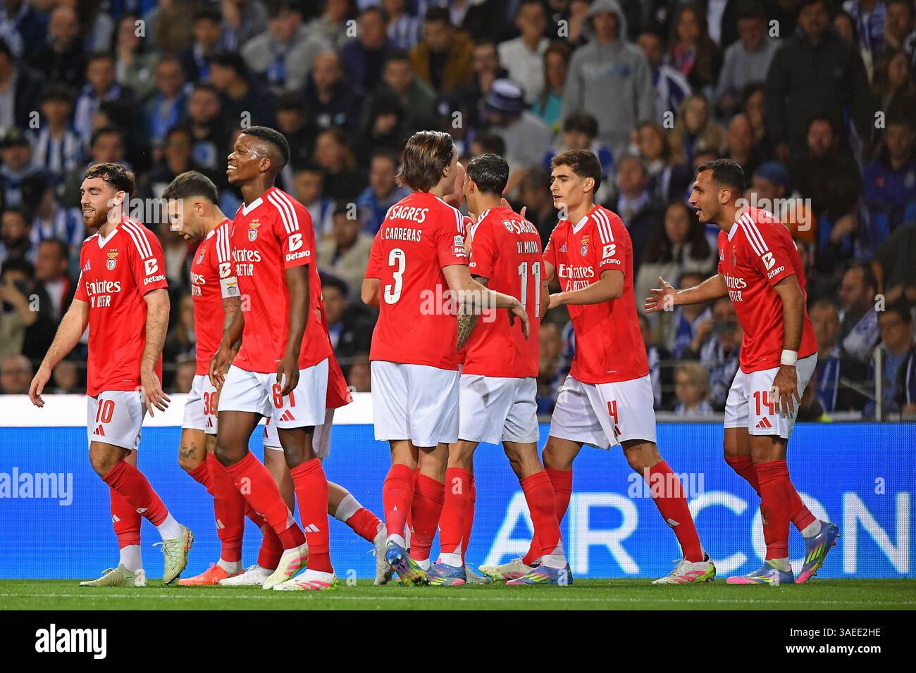 Porto, Portogallo. 6 aprile 2025. Dragao Stadium, Primeira Liga 2024/2025, FC Porto contro SL Benfica; Vangelis Pavlidis del SL Benfica, festeggia dopo aver segnato il secondo gol della sua squadra durante una partita tra FC Porto e SL Benfica per la Primeira Liga 2024/2025 al Dragao Stadium di Porto il 6 aprile 2025. Foto: Daniel Castro/DiaEsportivo/Alamy Live News crediti: DiaEsportivo/Alamy Live News Foto Stock