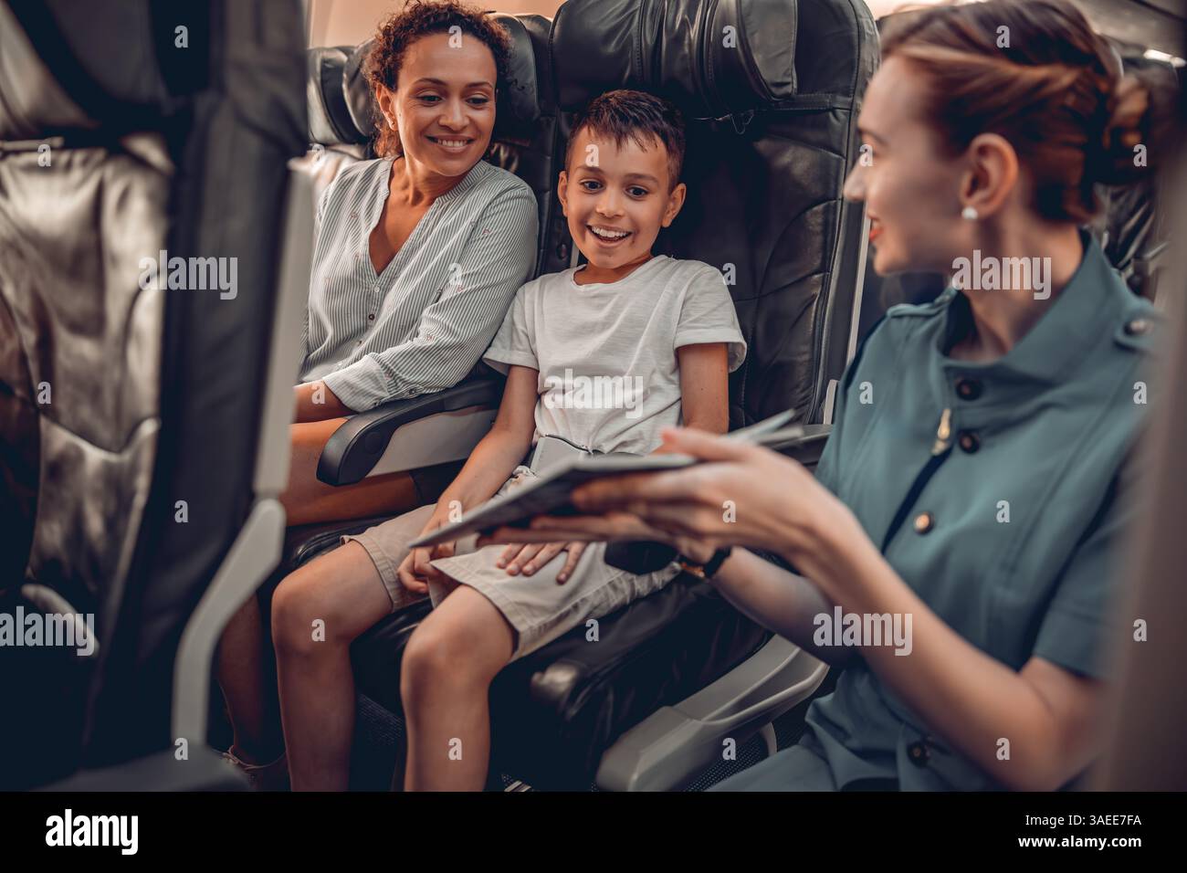 Esperienza di volo piacevole e memorabile condivisa con la famiglia e un eccezionale assistente di volo Foto Stock