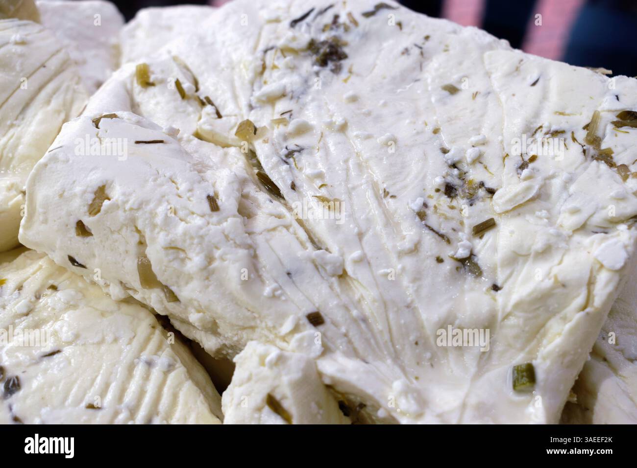 Formaggio tradizionale alle erbe. Formaggio alle erbe di Van. Foto Stock