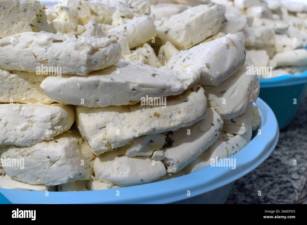 Formaggio tradizionale alle erbe. Formaggio alle erbe di Van. Foto Stock