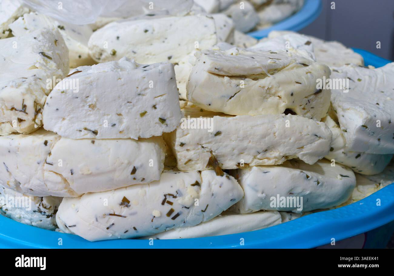 Formaggio tradizionale alle erbe. Formaggio alle erbe di Van. Foto Stock